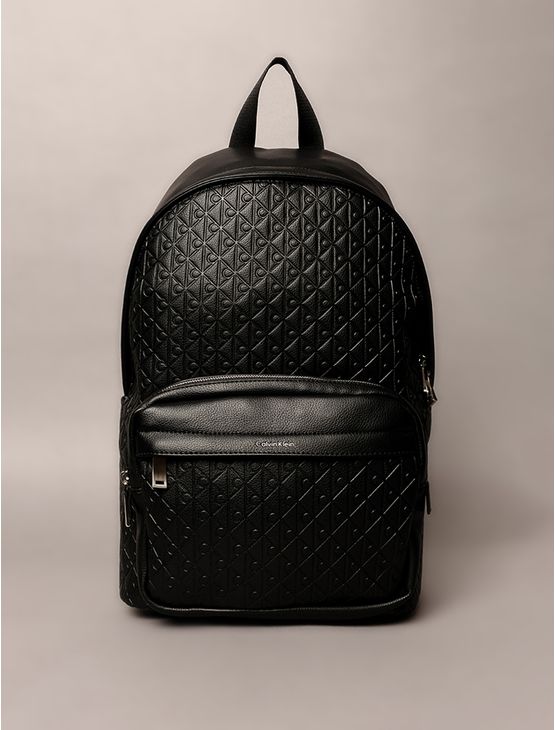 Mochila Calvin Klein Monograma Aop Relevo - Preto Mochila Calvin Klein Monograma Aop Relevo Preto u
