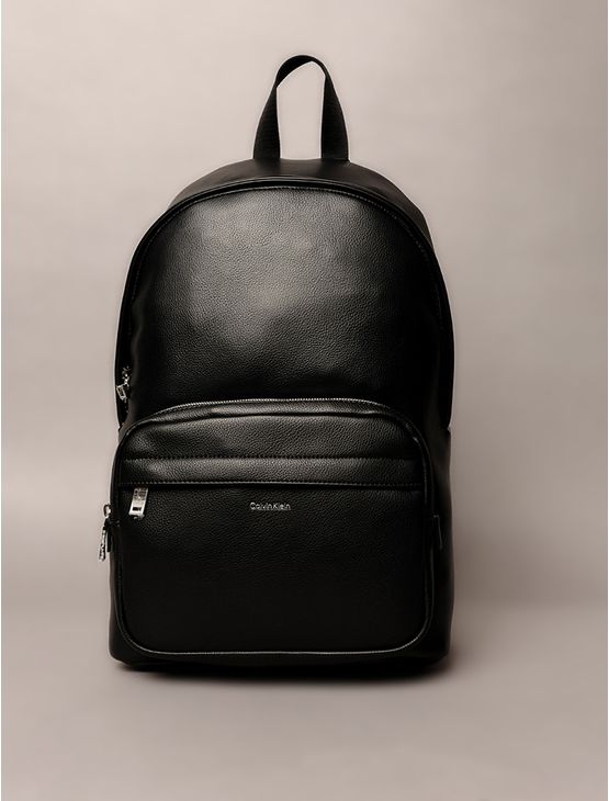 Mochila Calvin Klein Arredondada em Pu - Preto Mochila Calvin Klein Arredondada em Pu Preto u