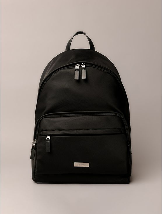 Mochila Calvin Klein Aredondada em Nylon - Preto Mochila Calvin Klein Aredondada em Nylon Preto u