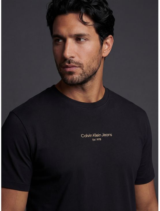 Camiseta Manga Curta Calvin Klein Jeans Masculino Logo Est.1978 - Preto Camiseta Manga Curta Calvin Klein Jeans Masculino Logo Est.1978 Preto g