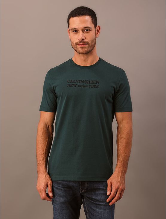 Camiseta Manga Curta Calvin Klein Masculino Bordado Ny Est. 1968 - Verde Médio Camiseta Manga Curta Calvin Klein Masculino Bordado Ny Est. 1968 Verde Médio m