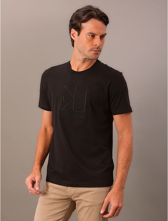 Camiseta Manga Curta Calvin Klein Masculino Aop Emblem Bordado - Preto Camiseta Manga Curta Calvin Klein Masculino Aop Emblem Bordado Preto Pp