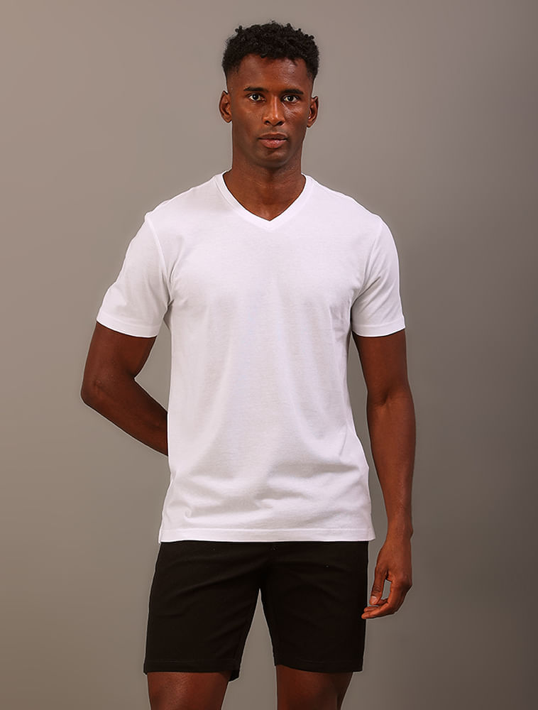 Camiseta Masculina de Algodão Essentials Estampa Logo Lateral Gola V Calvin Klein Jeans - Branco