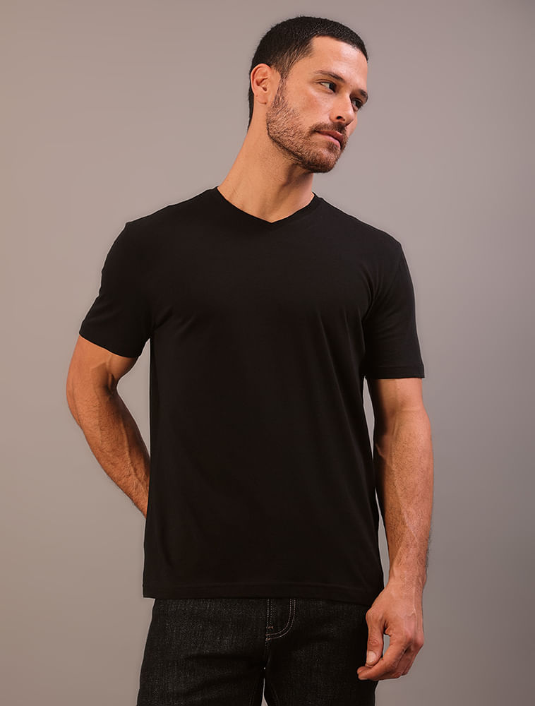 Camiseta Masculina de Algodão Essentials Estampa Logo Lateral Gola V Calvin Klein Jeans - Preto