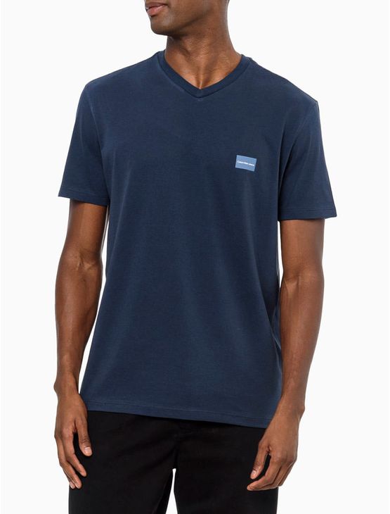 Camiseta Masculina Gola v Básica Logo No Peito Calvin Klein Jeans - Azul Marinho Camiseta Masculina Gola v Básica Logo No Peito Calvin Klein Jeans Azul Marinho Pp