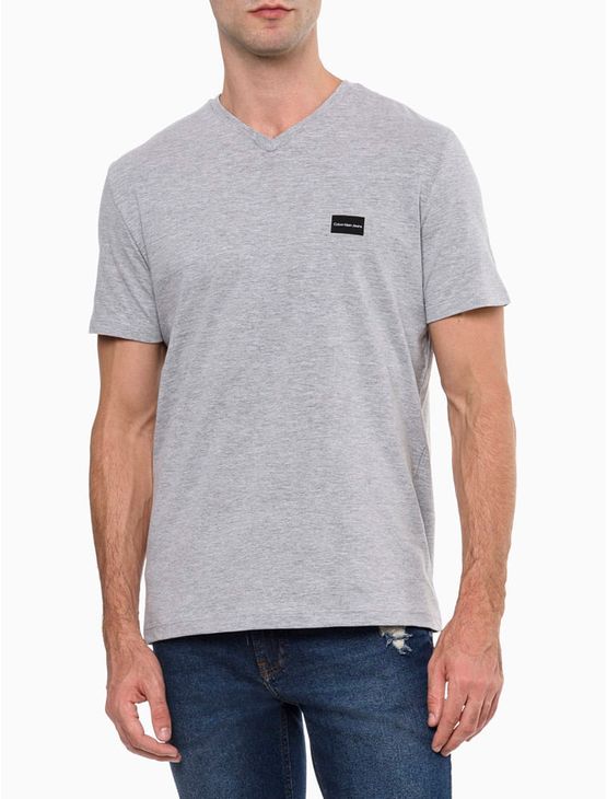 Camiseta Masculina Gola v Básica Logo No Peito Calvin Klein Jeans - Cinza Camiseta Masculina Gola v Básica Logo No Peito Calvin Klein Jeans Cinza m