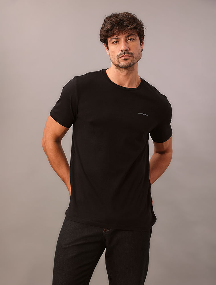 Camiseta Masculina de Algodão Básica Estampa Logo Minimalista No Peito Calvin Klein Jeans - Preto - Camiseta Masculina de Algodão Básica Estampa Logo Minimalista No Peito Calvin Klein Jeans Preto Ggg