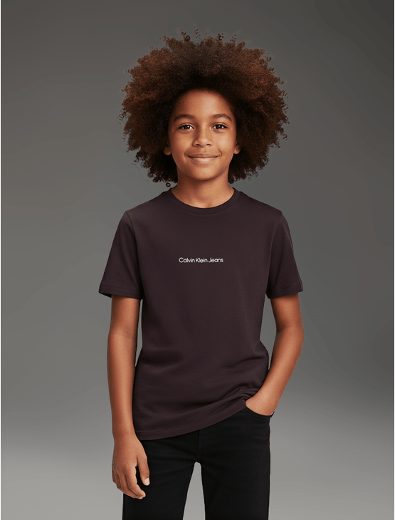 Camiseta Manga Curta Calvin Klein Jeans Menino Logo Centralizado - Marrom Camiseta Manga Curta Calvin Klein Jeans Menino Logo Centralizado Marrom 10