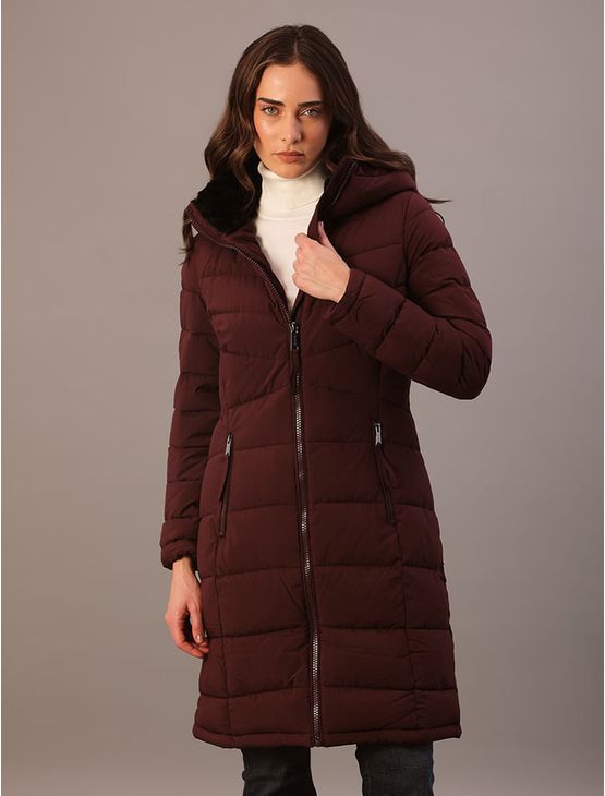 Jaqueta Longa Calvin Klein Jeans Feminino Matelassê Com Capuz - Bordo Jaqueta Longa Calvin Klein Jeans Feminino Matelassê Com Capuz Bordo Gg