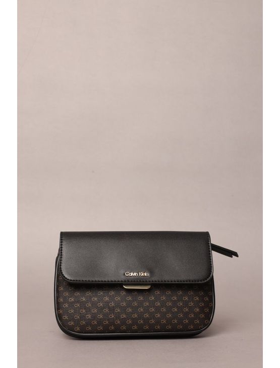 Bolsa Ck Crossbody Monograma - Marrom Bolsa Ck Crossbody Monograma Marrom u