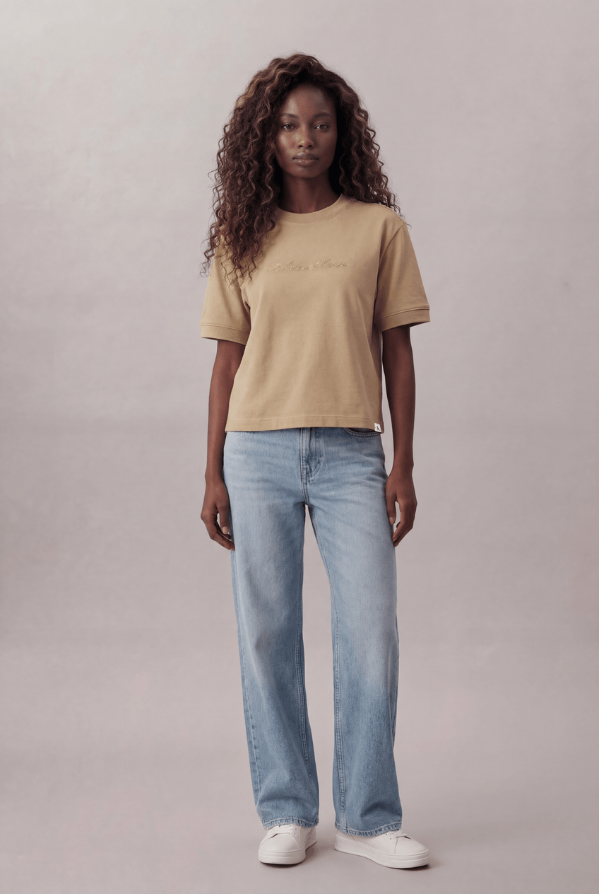 Camiseta Calvin Klein Jeans Feminino Bordado Assinatura Calvin Klein - Caqui Medio