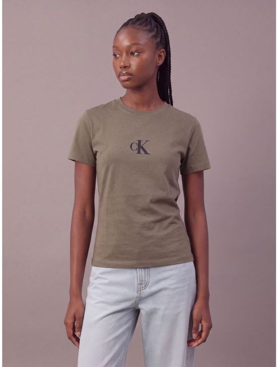 Camiseta Manga Curta Calvin Klein Jeans Feminino Rubber Patch - Militar Camiseta Manga Curta Calvin Klein Jeans Feminino Rubber Patch Militar Pp