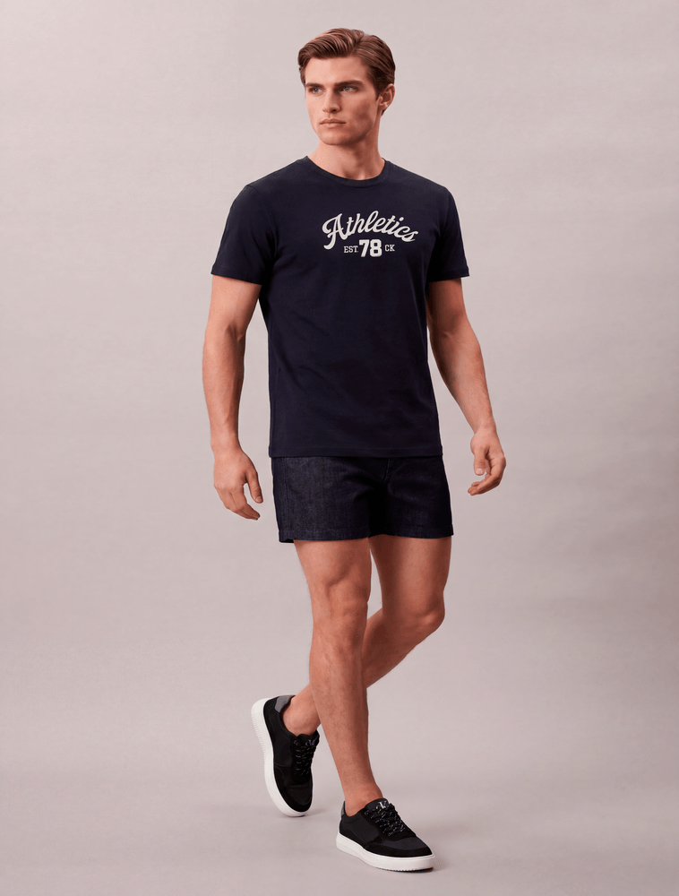 Camiseta Manga Curta Calvin Klein Jeans Masculino Athletics Estampa 78 - Marinho - Camiseta Manga Curta Calvin Klein Jeans Masculino Athletics Estampa 78 Marinho m