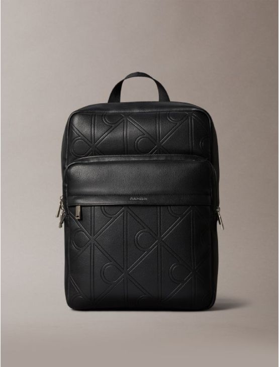 Mochila Calvin Klein Redonda Estampa Total Emboss - Preto Mochila Calvin Klein Redonda Estampa Total Emboss Preto u