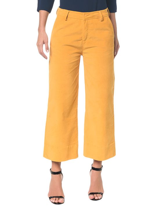 calça pantacourt mostarda