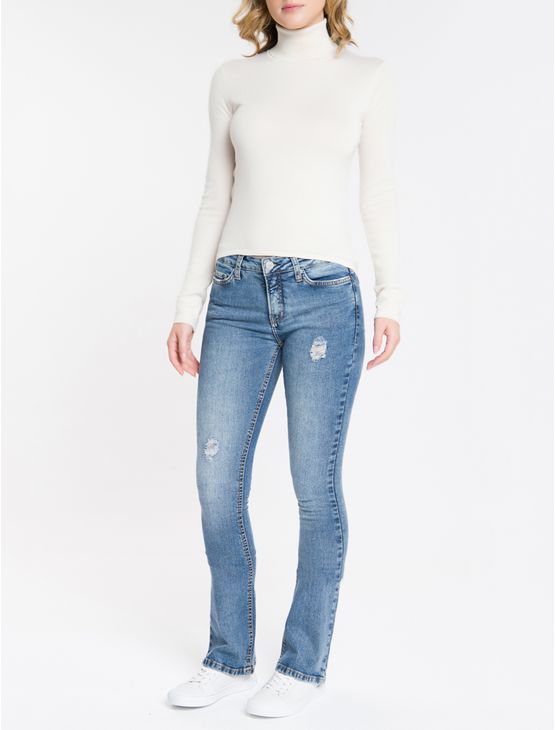 calça jeans flare calvin klein