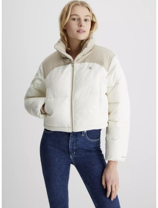 Jaqueta Feminina Puffer Cropped Logo No Peito Calvin Klein - Off White Jaqueta Feminina Puffer Cropped Logo No Peito Calvin Klein Off White Gg