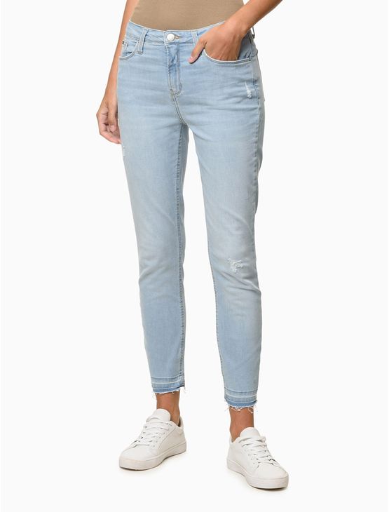 Calça Jeans Feminina Skinny Barras Desfeitas Calvin Klein Jeans - Azul Claro Calça Jeans Feminina Skinny Barras Desfeitas Calvin Klein Jeans Azul Claro 38