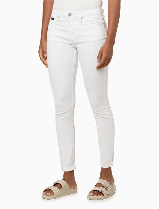 Calça Feminina Color de Sarja Infinite Black Super Skinny Cintura Média Calvin Klein Jeans - Branco Calça Feminina Color de Sarja Infinite Black Super Skinny Cintura Média Calvin Klein Jeans Branco 34