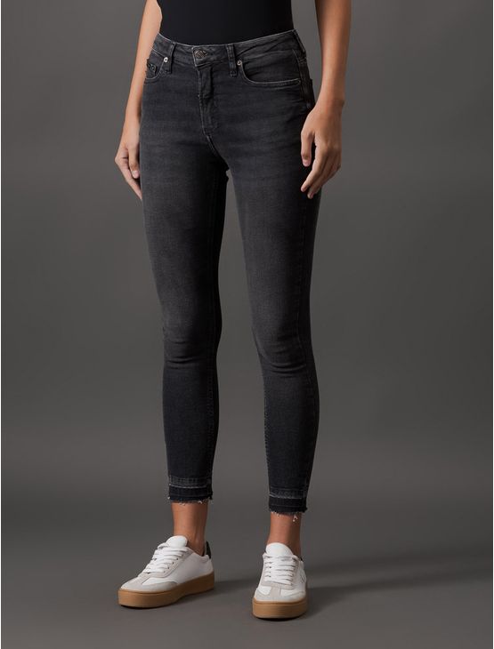 Calça Jeans Feminina Super Skinny Barras Desfeitas Calvin Klein Jeans - Preto Calça Jeans Feminina Super Skinny Barras Desfeitas Calvin Klein Jeans Preto 40