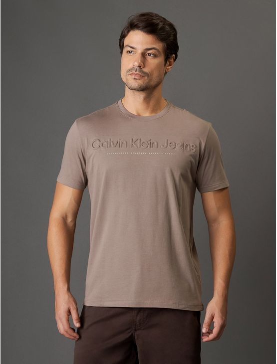Camiseta Masculina Embossed Minimal Calvin Klein Jeans – Caqui Medio Camiseta Masculina Embossed Minimal Calvin Klein Jeans Caqui Medio p