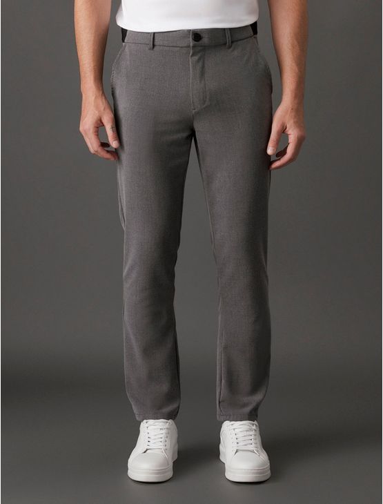 Calça Masculina Chino Tech Calvin Klein - Chumbo Calça Masculina Chino Tech Calvin Klein Chumbo 46