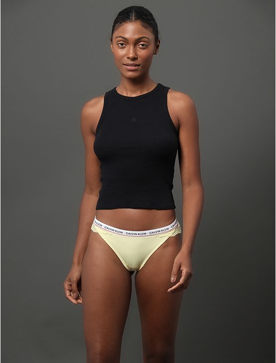 Kit 3 Calcinhas Fio Dental em Renda Calvin Klein Underwear - Preto/Branco/Amarelo Kit 3 Calcinhas Fio Dental em Renda Calvin Klein Underwear Preto/Branco/Amarelo g