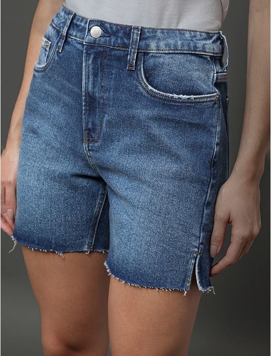 Bermuda Jeans Feminina Meio Coxa Calvin Klein Jeans - Azul Médio Bermuda Jeans Feminina Meio Coxa Calvin Klein Jeans Azul Médio 40