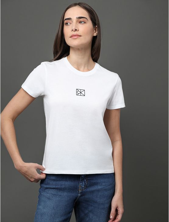 Camiseta Feminina Rubber Patch Calvin Klein - Branco Camiseta Feminina Rubber Patch Calvin Klein Branco p