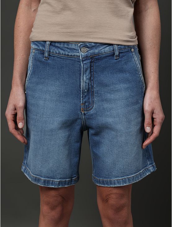 Bermuda Jeans Feminina Bolso Faca Calvin Klein - Azul Médio Bermuda Jeans Feminina Bolso Faca Calvin Klein Azul Médio 38