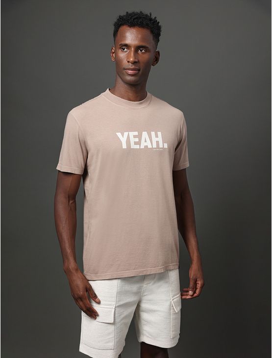Camiseta Masculina Yeah Calvin Klein Jeans - Caqui Medio Camiseta Masculina Yeah Calvin Klein Jeans Caqui Medio p
