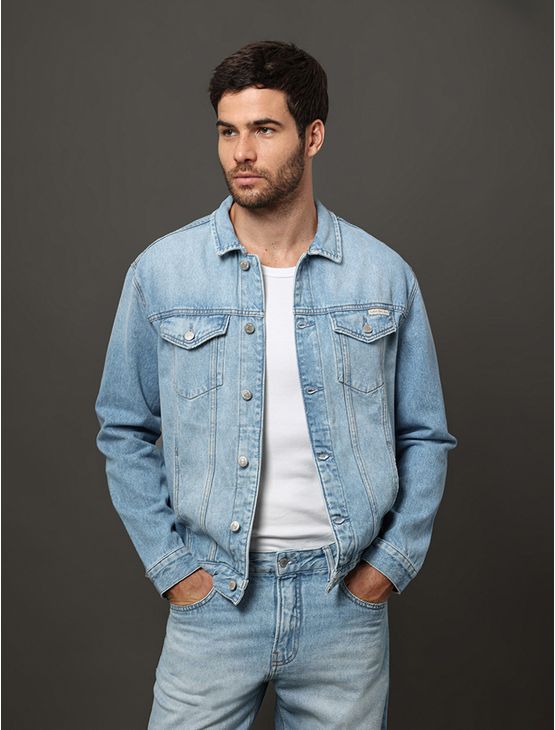 Jaqueta Jeans Masculina Trucker Calvin Klein Jeans - Azul Claro Jaqueta Jeans Masculina Trucker Calvin Klein Jeans Azul Claro Gg