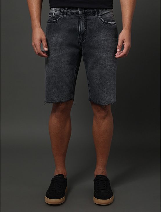 Bermuda Jeans Masculina Barras a Fio Calvin Klein Jeans - Preto Bermuda Jeans Masculina Barras a Fio Calvin Klein Jeans Preto 48