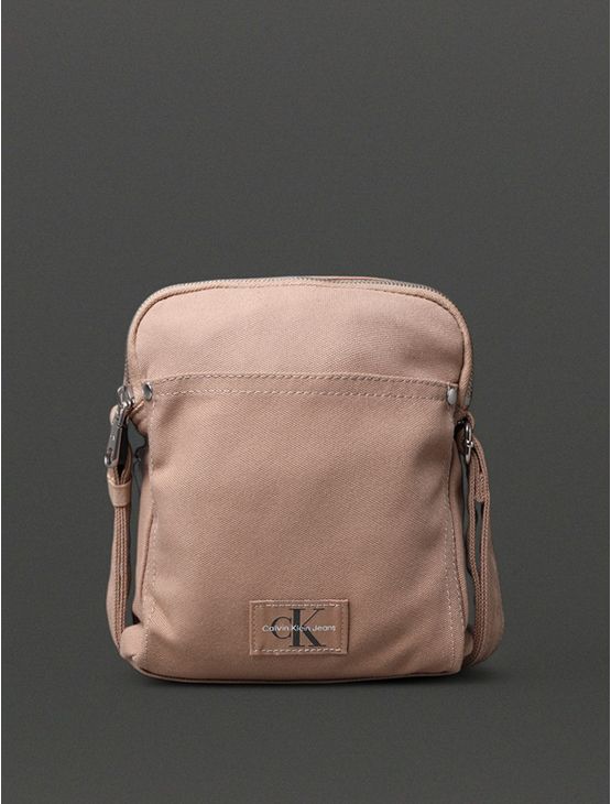 Bolsa Masculina Mini Sport Essentials Calvin Klein Jeans – Caqui Claro Bolsa Masculina Mini Sport Essentials Calvin Klein Jeans Caqui Claro u