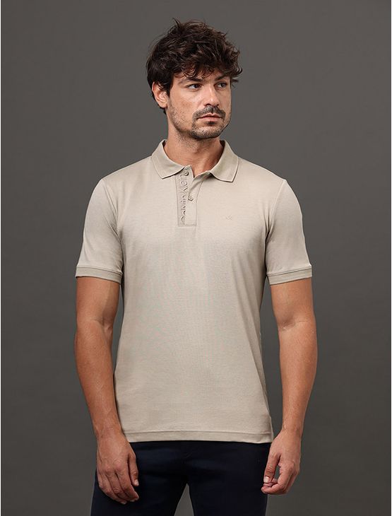 Polo Masculina Liquid Touch Calvin Klein - Areia Polo Masculina Liquid Touch Calvin Klein Areia Ggg
