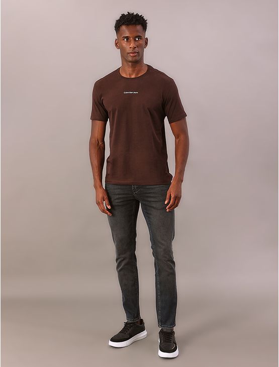 Camiseta Manga Curta Calvin Klein Jeans Masculino Logo Centralizado – Marrom Camiseta Manga Curta Calvin Klein Jeans Masculino Logo Centralizado Marrom