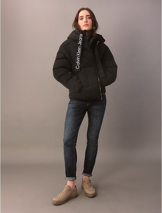Jaqueta Feminina Curta Com Cadarço Largo Calvin Klein - Preto Jaqueta Feminina Curta Com Cadarço Largo Calvin Klein Preto Gg