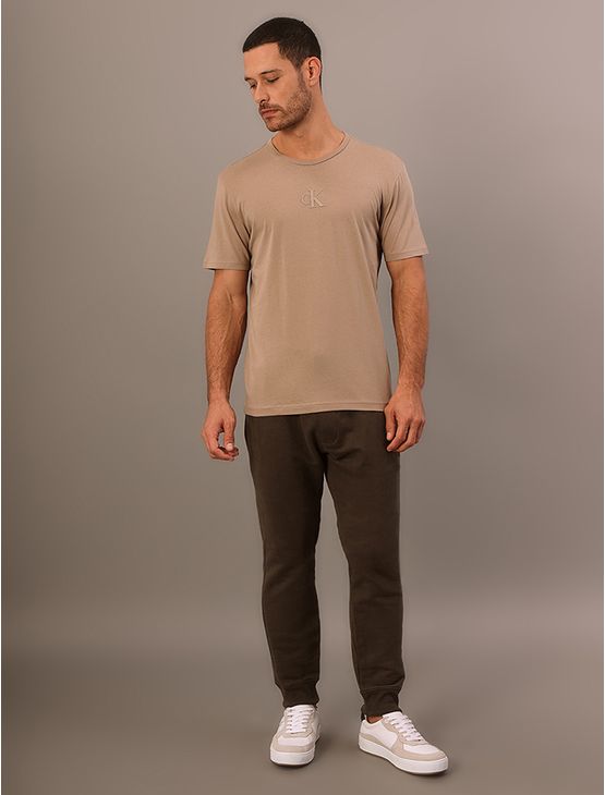 Camiseta Manga Curta Calvin Klein Jeans Masculino Calvin Klein Rubber Patch - Caqui Medio Camiseta Manga Curta Calvin Klein Jeans Masculino Calvin Klein Rubber Patch Caqui Medio Ggg